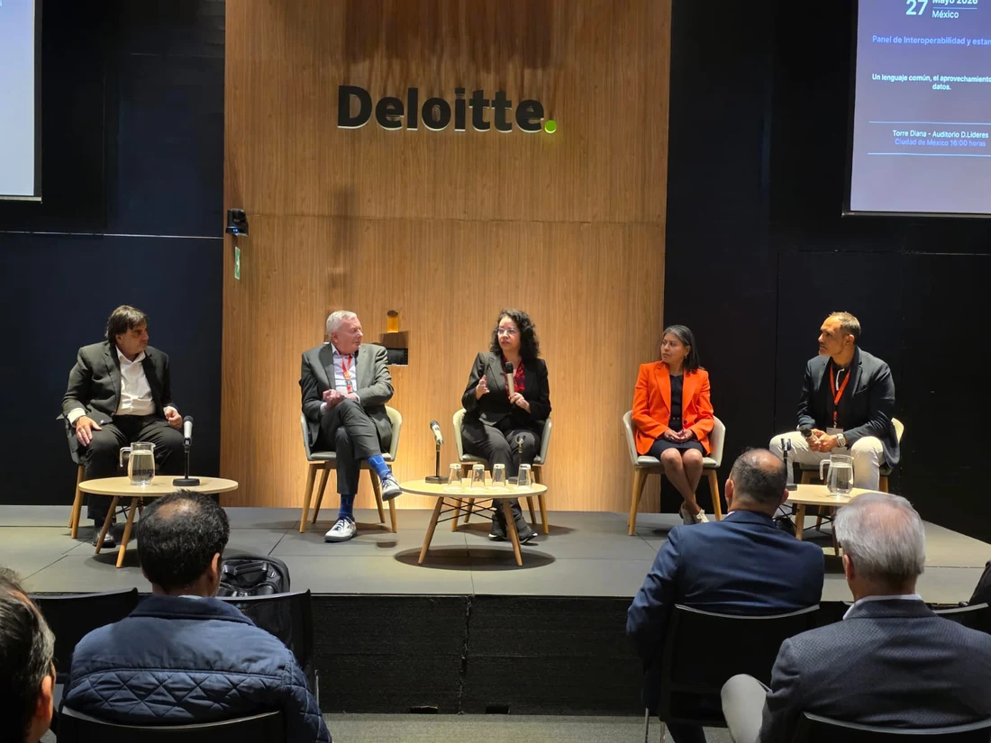 Panel de conversación sobre interoperabilidad en el OpenHealth Summit.